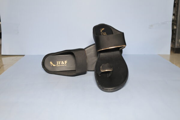 Slim fit black patti chappal
